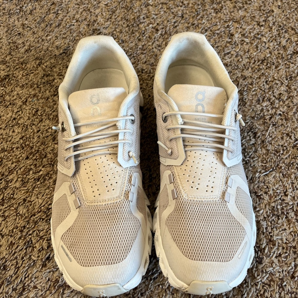 On Cloud 5 slip on sneakers size 8 Pearl/White